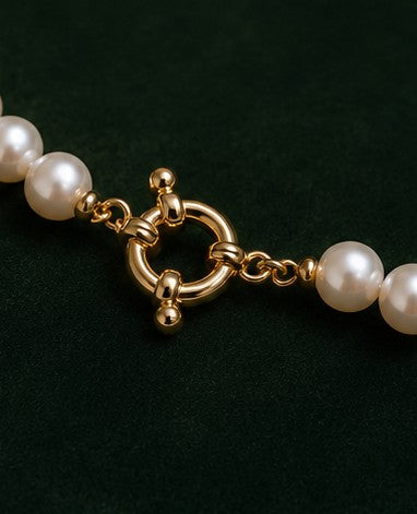 18K gold-plated pearl necklace clasp detail