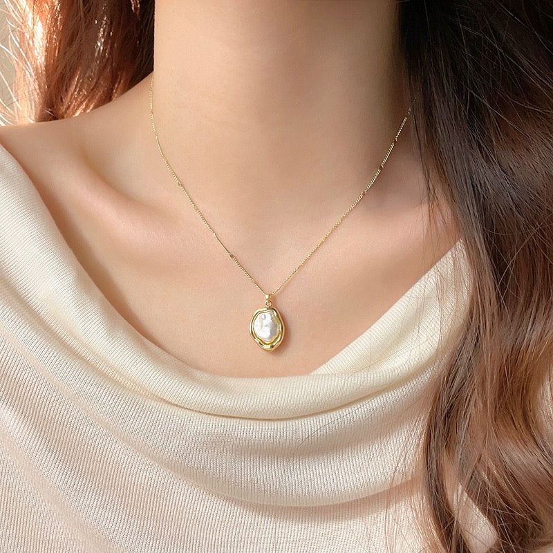 Baroque pearl gold-plated necklace worn