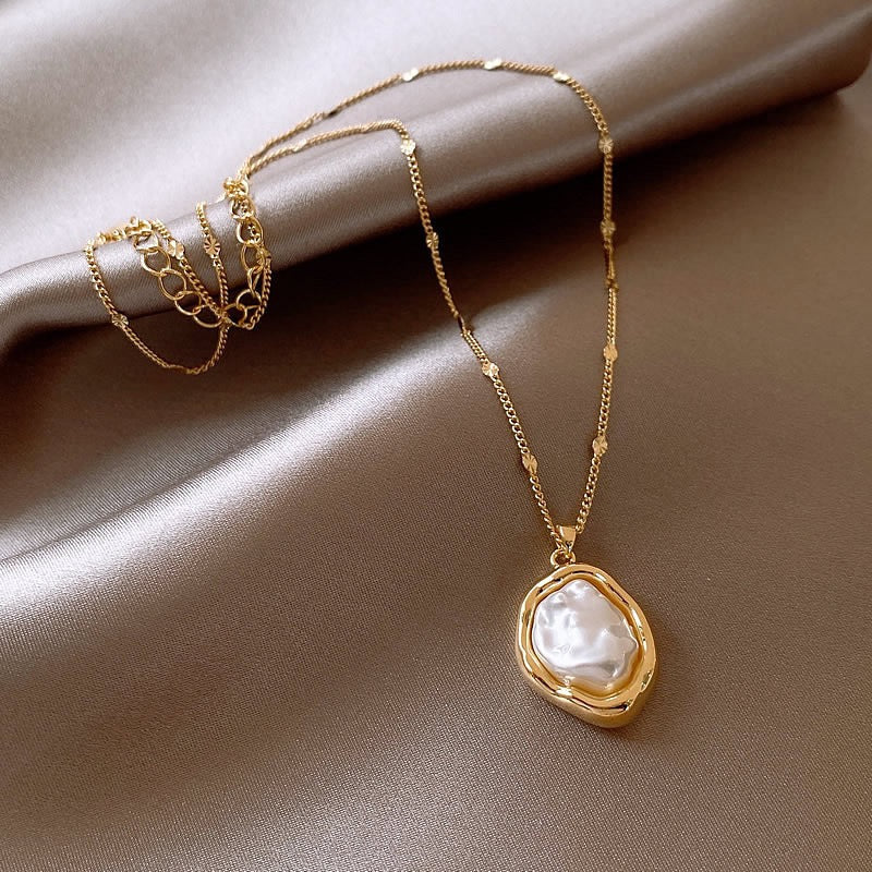 Baroque pearl pendant necklace detail